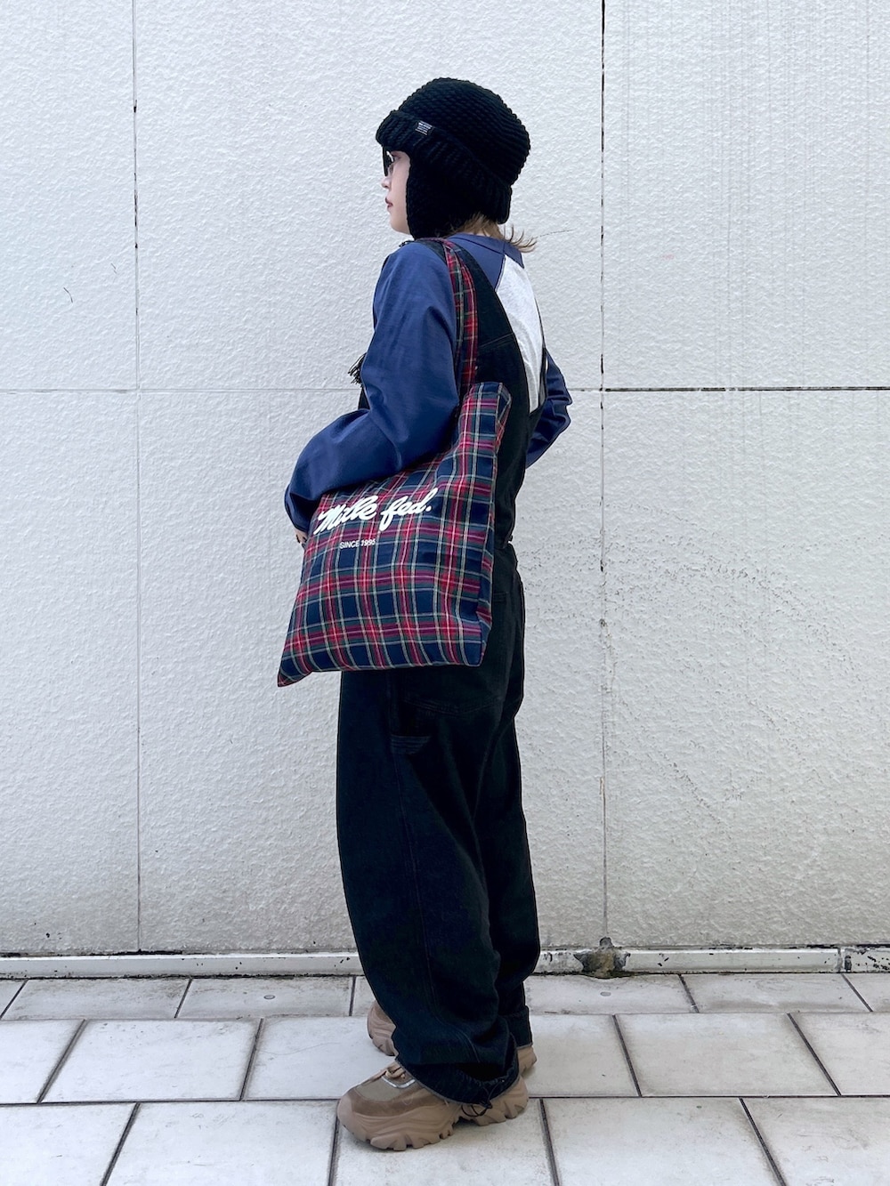 ブルー系のTシャツ/カットソー、ブラック系のサロペット/オーバーオール、ブルー系のトートバッグを着用したレディースの秋コーディネートの2枚目の写真