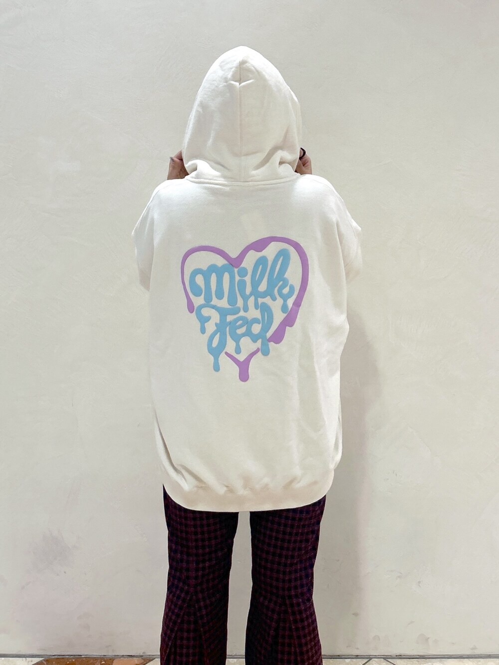 ホワイト系のパーカー、グレー系のTシャツ/カットソー、ブラック系のハンドバッグを着用したレディースの夏コーディネートの9枚目の写真