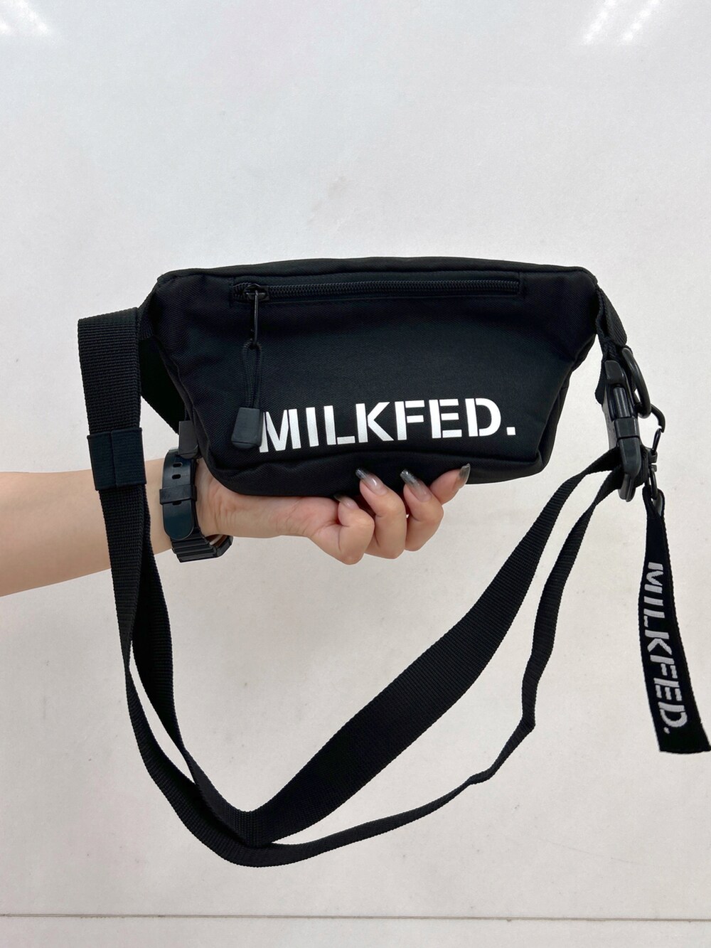 ホワイト系のシャツ/ブラウス、ブラック系のボディバッグ/ウエストポーチ、レッド系のスカートを着用したレディースの夏コーディネートの5枚目の写真