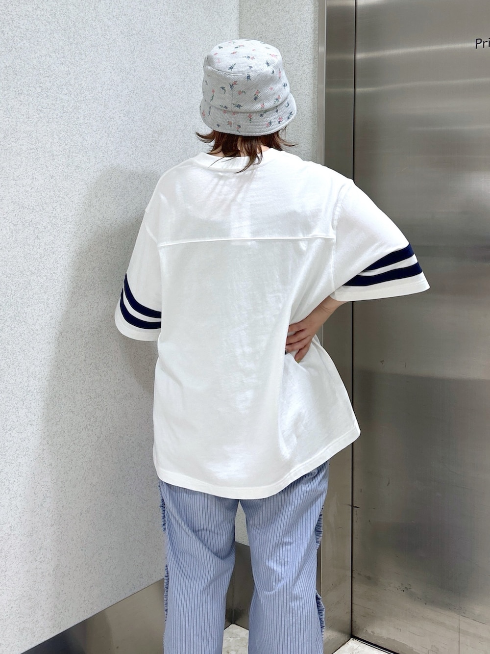 ブルー系のメッセンジャーバッグ、ホワイト系のTシャツ/カットソー、ブルー系のその他パンツを着用したレディースの春コーディネートの6枚目の写真