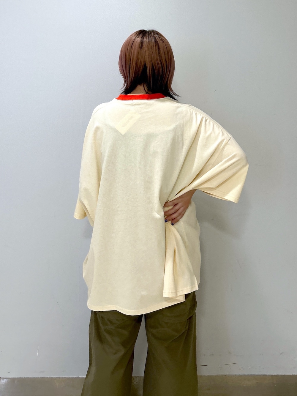 ホワイト系のTシャツ/カットソー、ブラック系のブーツ、グリーン系のその他パンツを着用したレディースの夏コーディネートの5枚目の写真