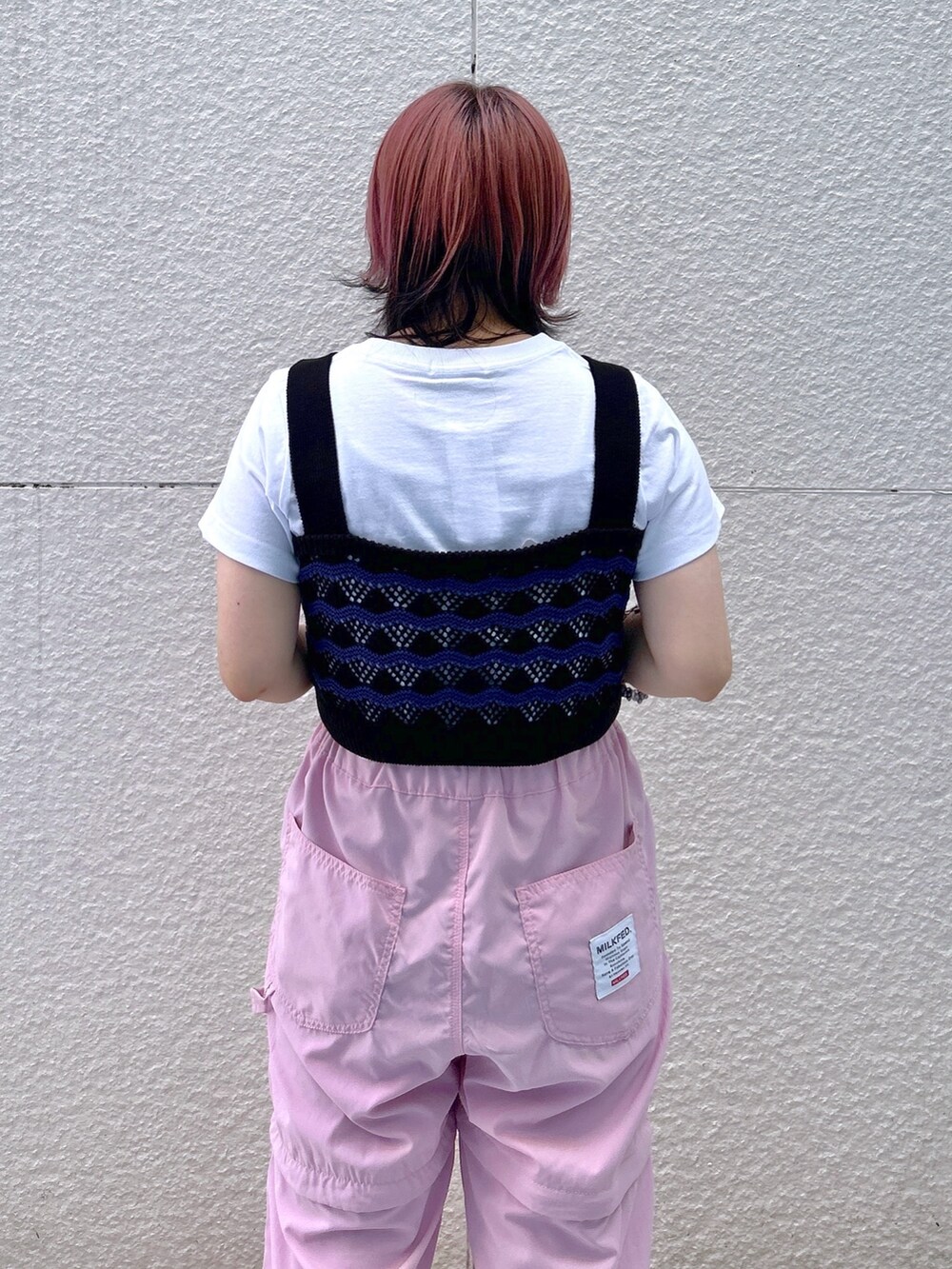 ホワイト系のTシャツ/カットソー、ブラック系のキャミソール、ピンク系のその他パンツを着用したレディースの春コーディネートの7枚目の写真