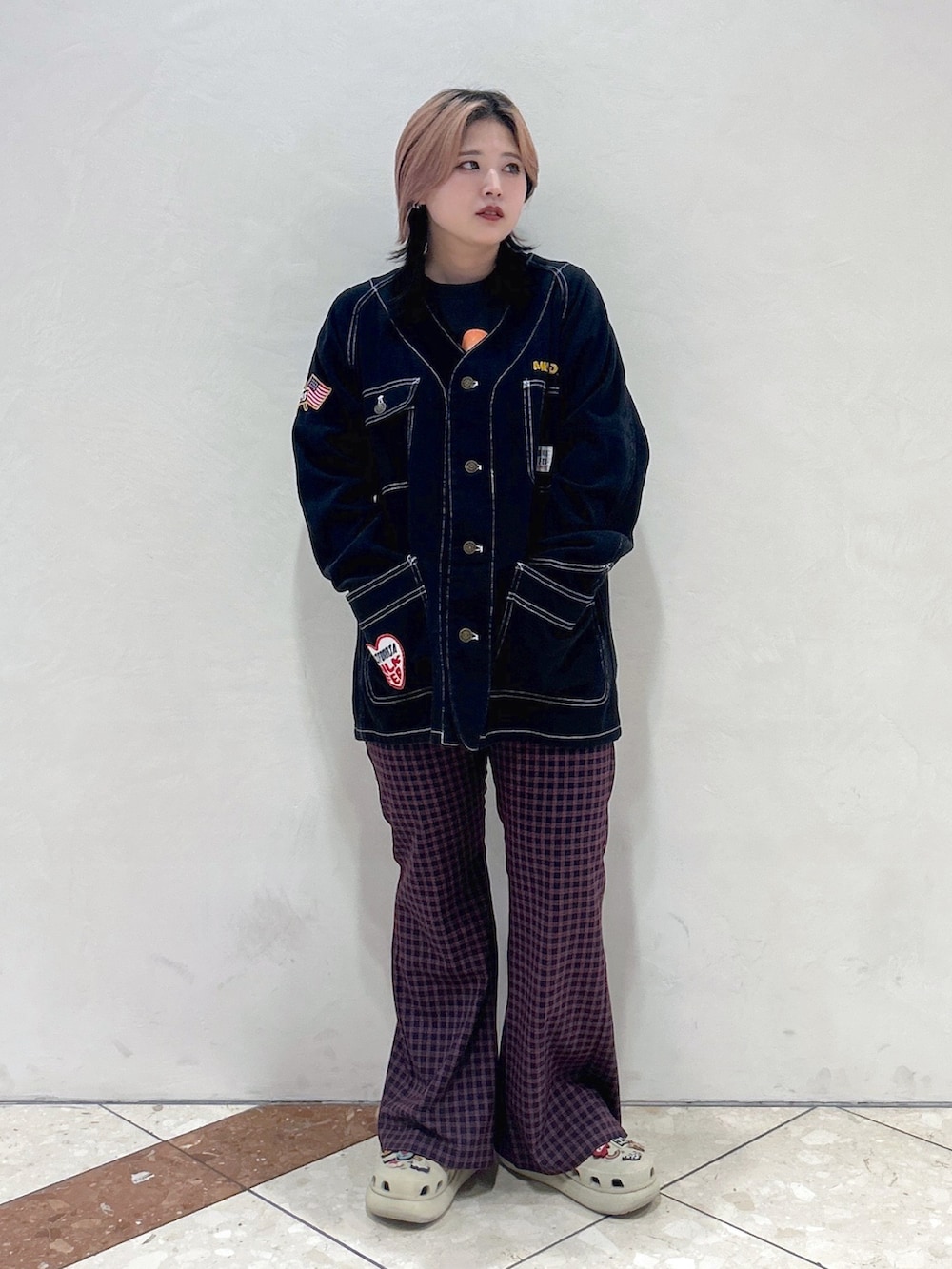 ブルー系のその他パンツ、ベージュ系のサンダル、グレー系のTシャツ/カットソーを着用したレディースの夏コーディネートの2枚目の写真