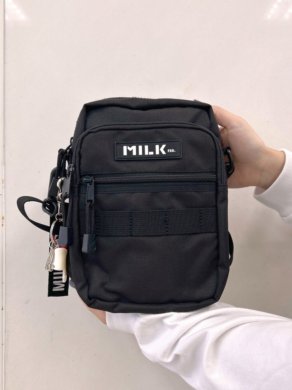 ホワイト系のTシャツ/カットソー、グリーン系のワンピース、ブラック系のショルダーバッグを着用したレディースの秋コーディネートの4枚目の写真