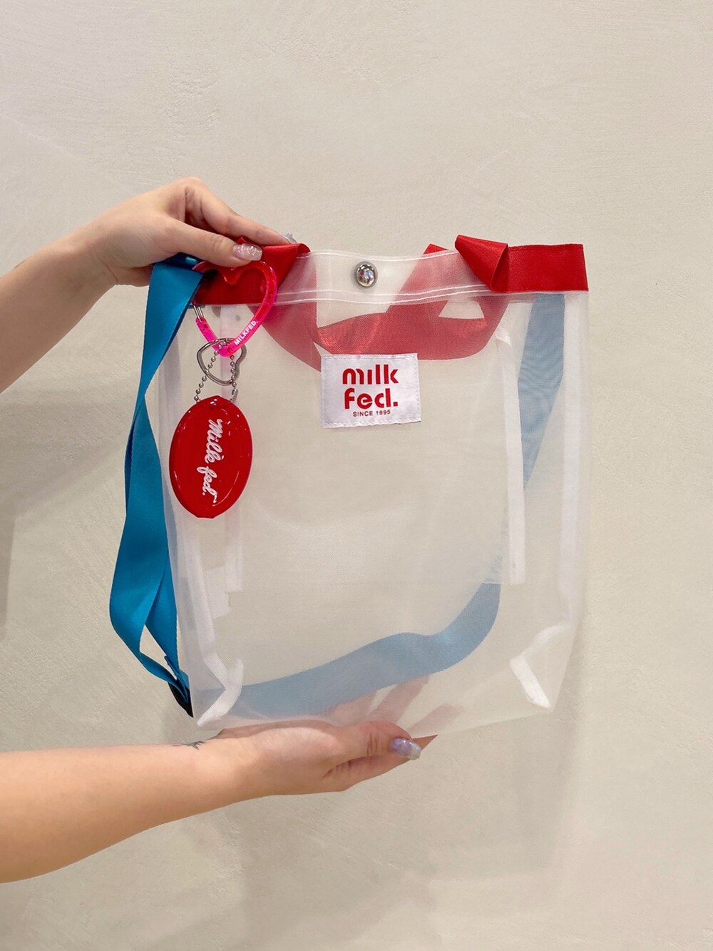 ブラック系のデニムパンツ、ホワイト系のショルダーバッグ、その他の水着を着用したレディースの春コーディネートの7枚目の写真