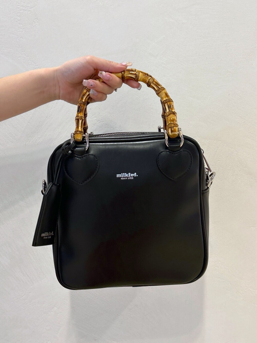 パープル系のTシャツ/カットソー、グレー系のワンピース、ブラック系のショルダーバッグを着用したレディースの春コーディネートの7枚目の写真