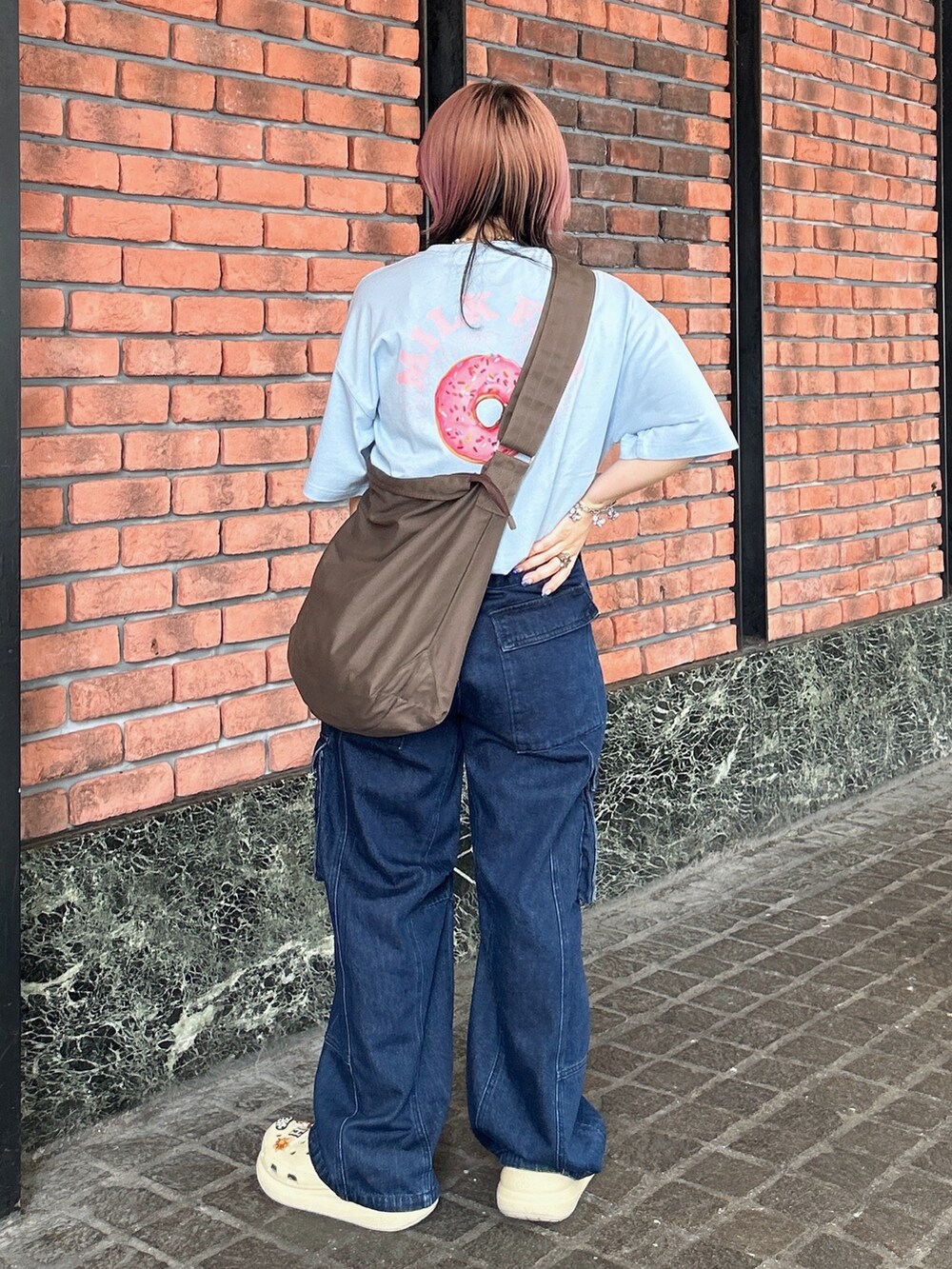 ブルー系のTシャツ/カットソー、ブルー系のカーゴパンツ、ブラウン系のショルダーバッグを着用したレディースの夏コーディネートの4枚目の写真