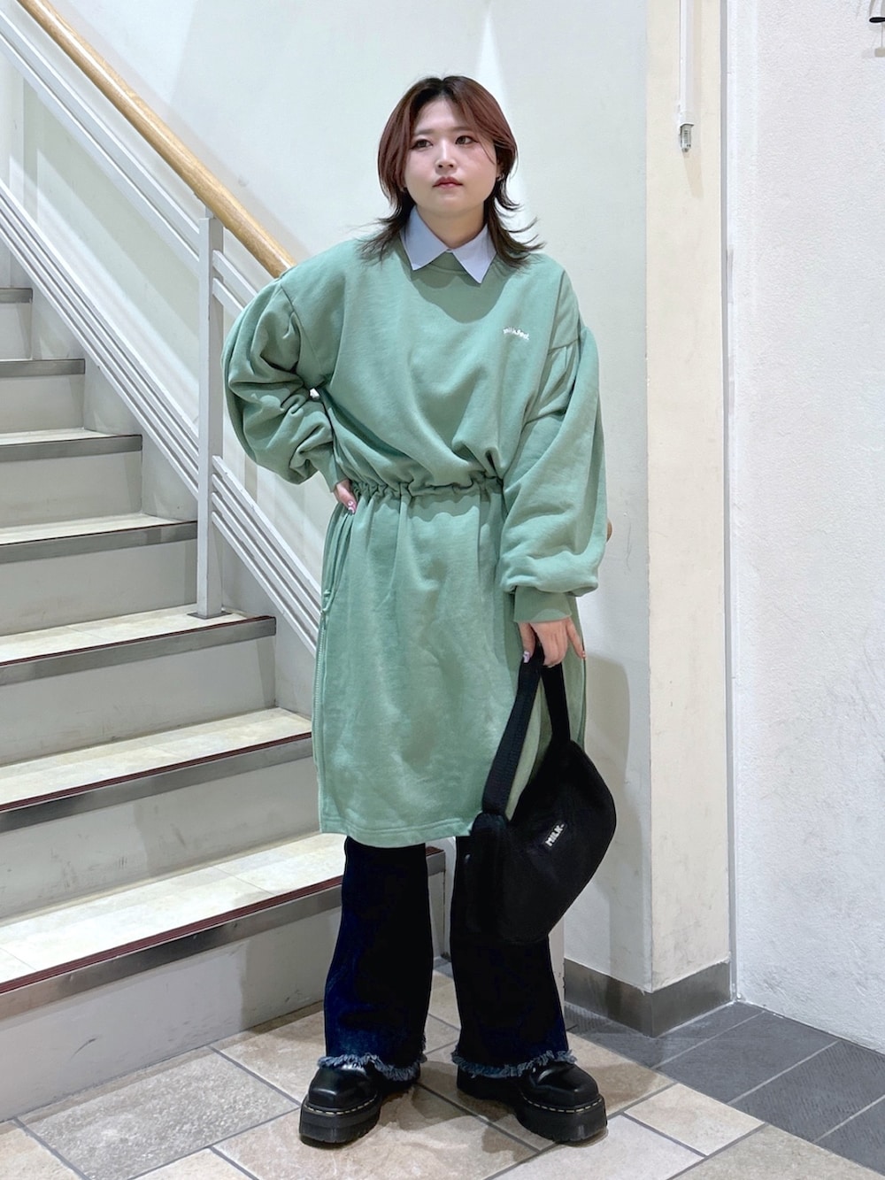 ブルー系のシャツ/ブラウス、グリーン系のワンピース、ブラック系のハンドバッグを着用したレディースの冬コーディネートの3枚目の写真