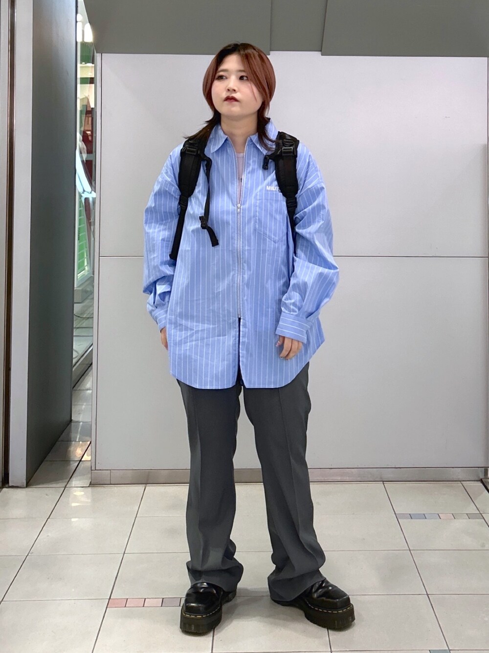 グレー系のその他パンツ、ブルー系のシャツ/ブラウス、パープル系のTシャツ/カットソーを着用したレディースの冬コーディネートの3枚目の写真