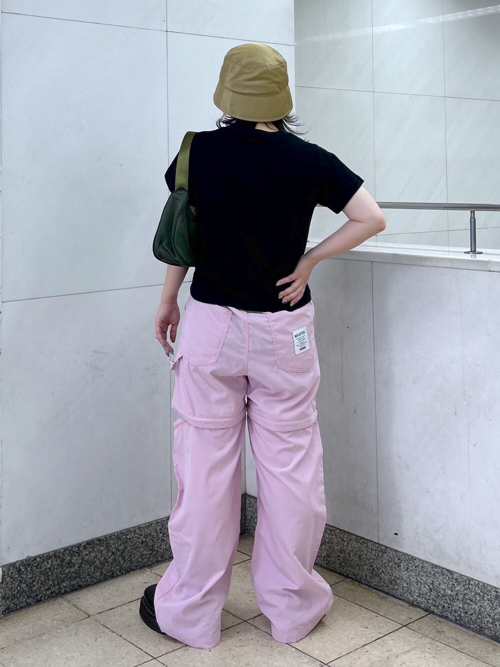 ブラック系のTシャツ/カットソー、ピンク系のその他パンツ、グリーン系のハンドバッグを着用したレディースの春コーディネートの4枚目の写真