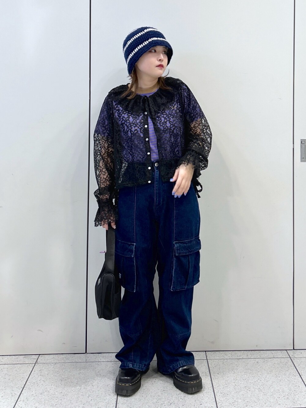 パープル系のTシャツ/カットソー、ブラック系のシャツ/ブラウス、ブラック系のブーツを着用したレディースの春コーディネートの3枚目の写真