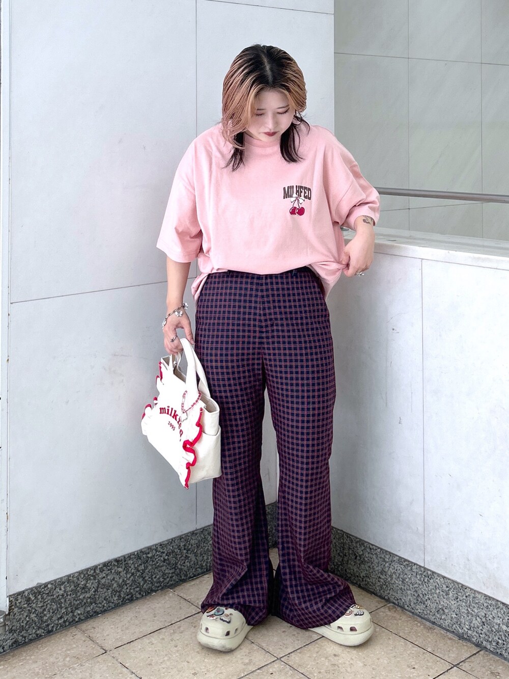 ピンク系のTシャツ/カットソー、ブルー系のその他パンツ、ベージュ系のサンダルを着用したレディースの夏コーディネートの2枚目の写真