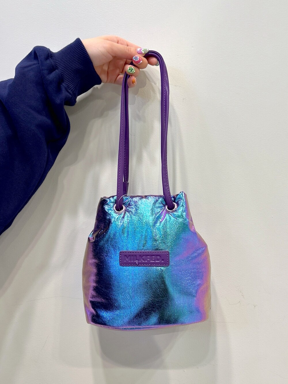 ブルー系のパーカー、ブルー系のスカート、ホワイト系のTシャツ/カットソーを着用したレディースの冬コーディネートの8枚目の写真