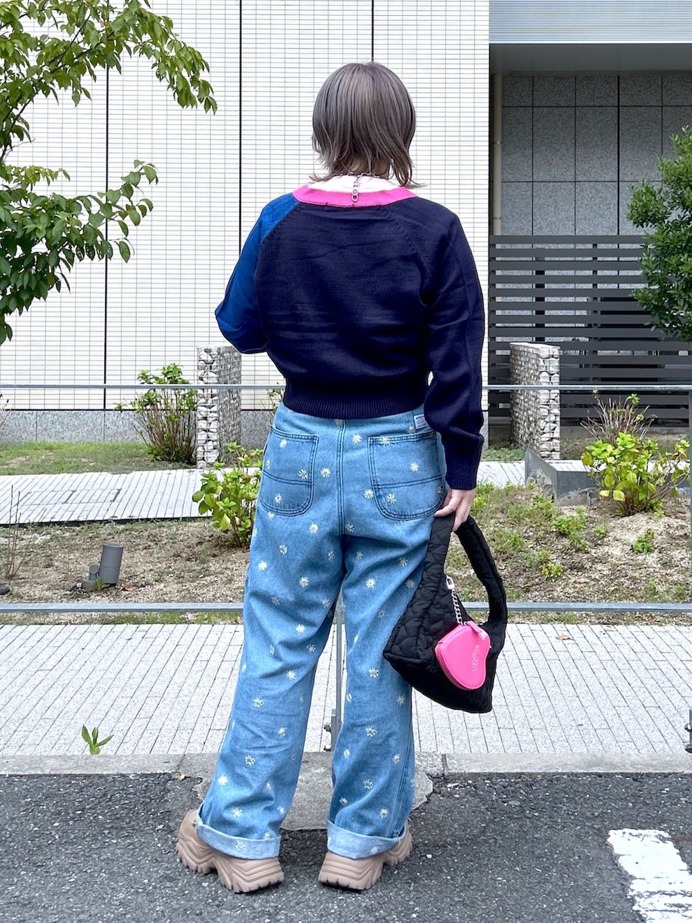 ブルー系のカーディガン/ボレロ、ピンク系のTシャツ/カットソー、ブルー系のデニムパンツを着用したレディースの秋コーディネートの3枚目の写真