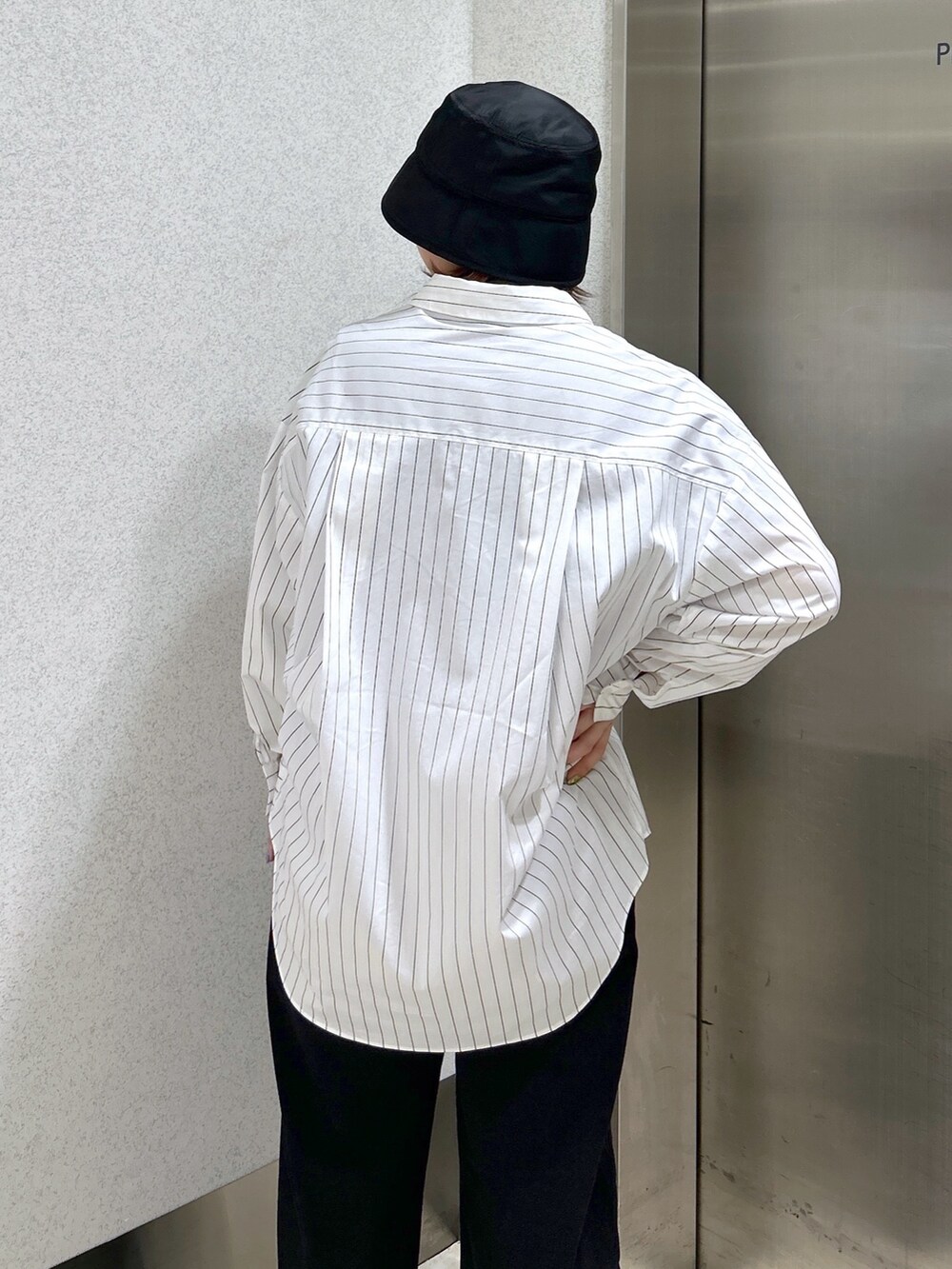 ホワイト系のシャツ/ブラウス、その他のトートバッグ、ブラック系のデニムパンツを着用したレディースの春コーディネートの6枚目の写真