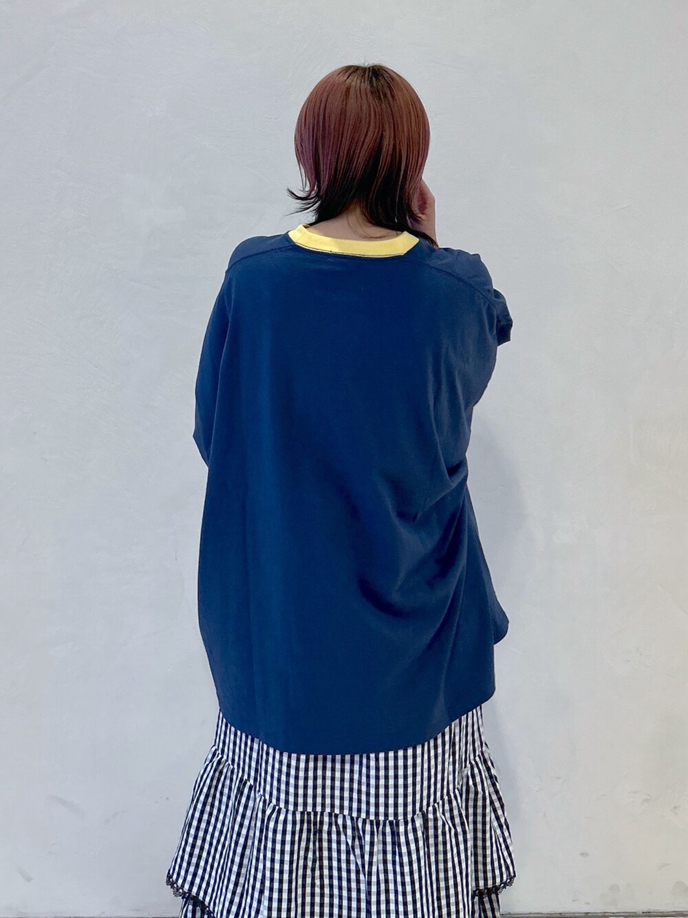 ブルー系のTシャツ/カットソー、ブルー系のショルダーバッグ、ブラック系のワンピースを着用したレディースの夏コーディネートの8枚目の写真