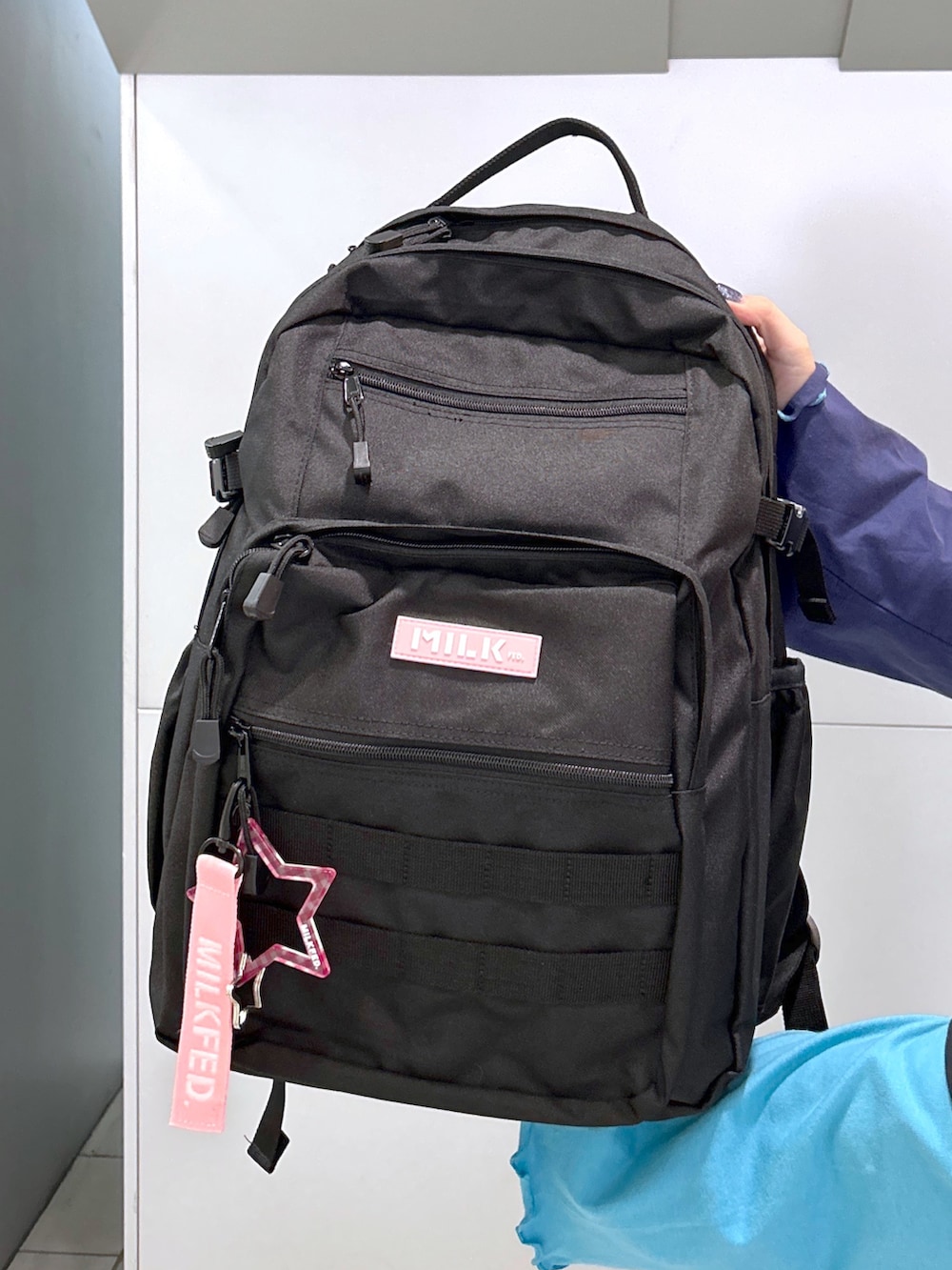 ブラック系のTシャツ/カットソー、ブルー系のTシャツ/カットソー、ピンク系のバックパック/リュックを着用したレディースの秋コーディネートの5枚目の写真