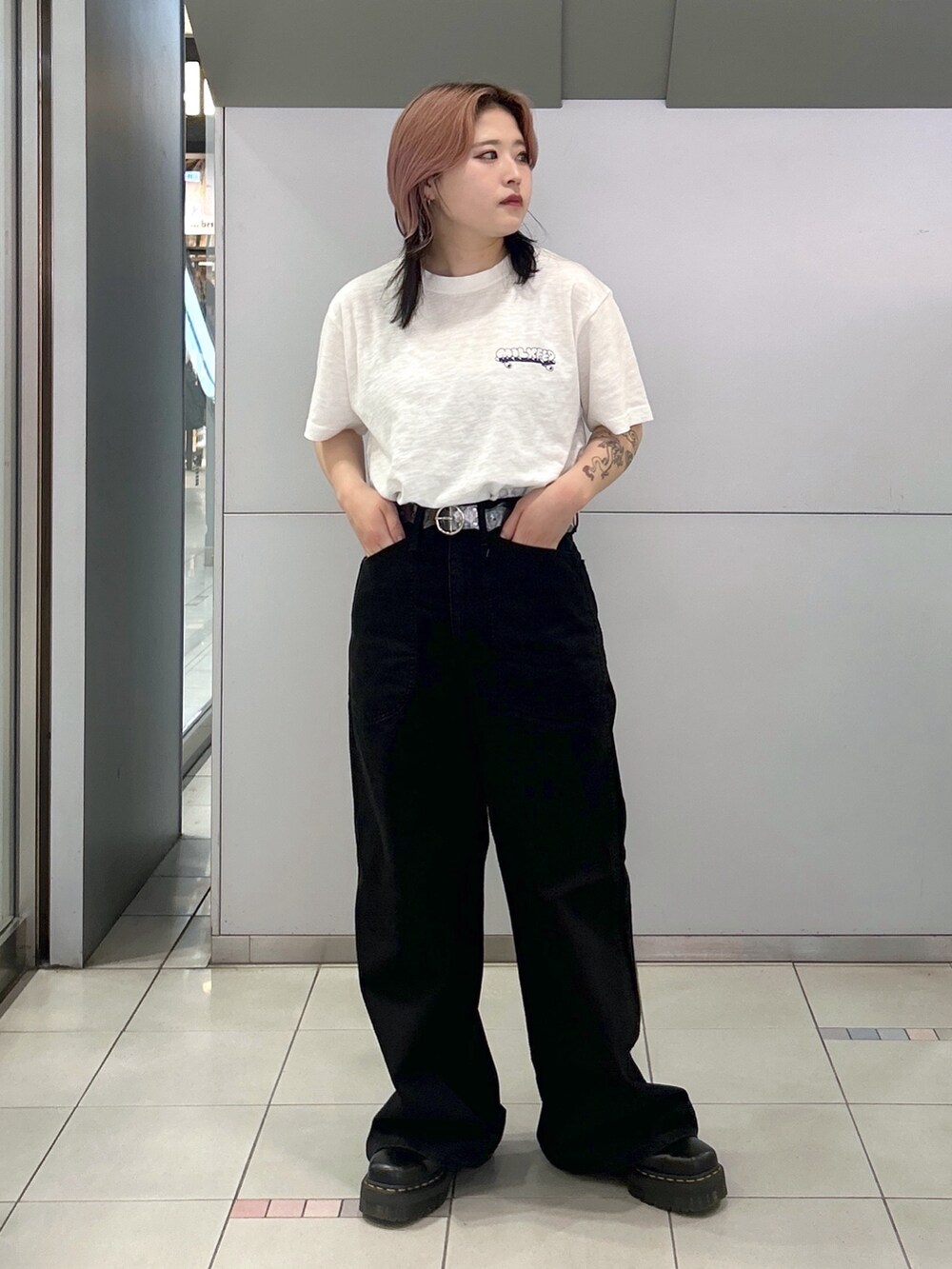 ブラック系のブーツ、ホワイト系のTシャツ/カットソー、ブラック系のデニムパンツを着用したレディースの夏コーディネートの2枚目の写真