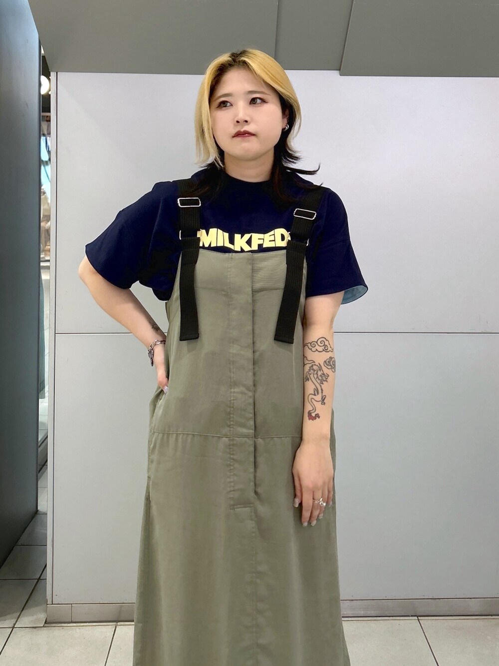 ブルー系のTシャツ/カットソー、グリーン系のワンピース、ホワイト系のショルダーバッグを着用したレディースの春コーディネートの6枚目の写真