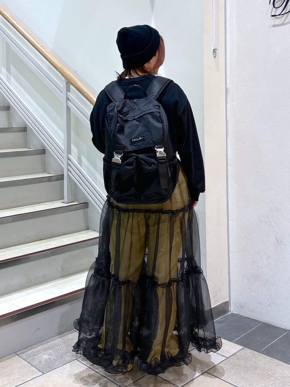 ブラック系のTシャツ/カットソー、ブラック系のバックパック/リュック、ブラック系のブーツを着用したレディースの冬コーディネートの6枚目の写真