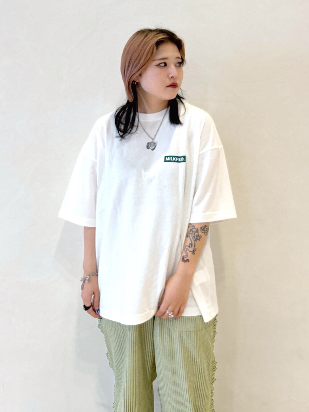 ホワイト系のTシャツ/カットソー、ブラック系のトートバッグ、グリーン系のその他パンツを着用したレディースの夏コーディネートの6枚目の写真