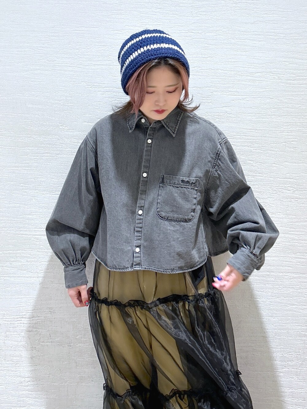 ブラック系のシャツ/ブラウス、イエロー系のその他パンツ、ブラック系のスカートを着用したレディースの春コーディネートの4枚目の写真