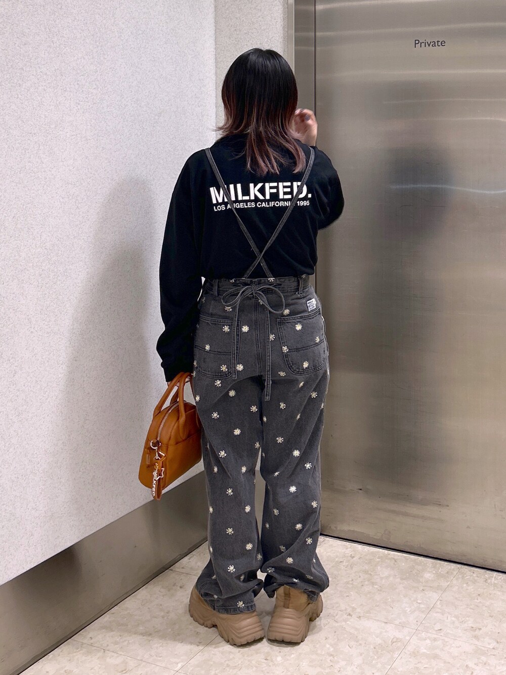 ブラック系のTシャツ/カットソー、グリーン系のシャツ/ブラウス、ブラック系のデニムパンツを着用したレディースの夏コーディネートの3枚目の写真