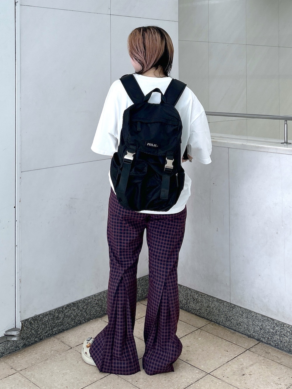 ホワイト系のTシャツ/カットソー、ブルー系のその他パンツ、ベージュ系のサンダルを着用したレディースの夏コーディネートの6枚目の写真