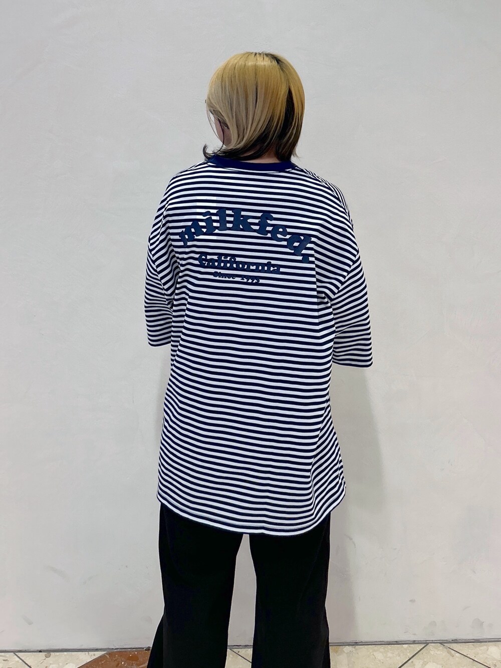 ブラック系のデニムパンツ、ホワイト系のショルダーバッグ、その他の水着を着用したレディースの春コーディネートの6枚目の写真