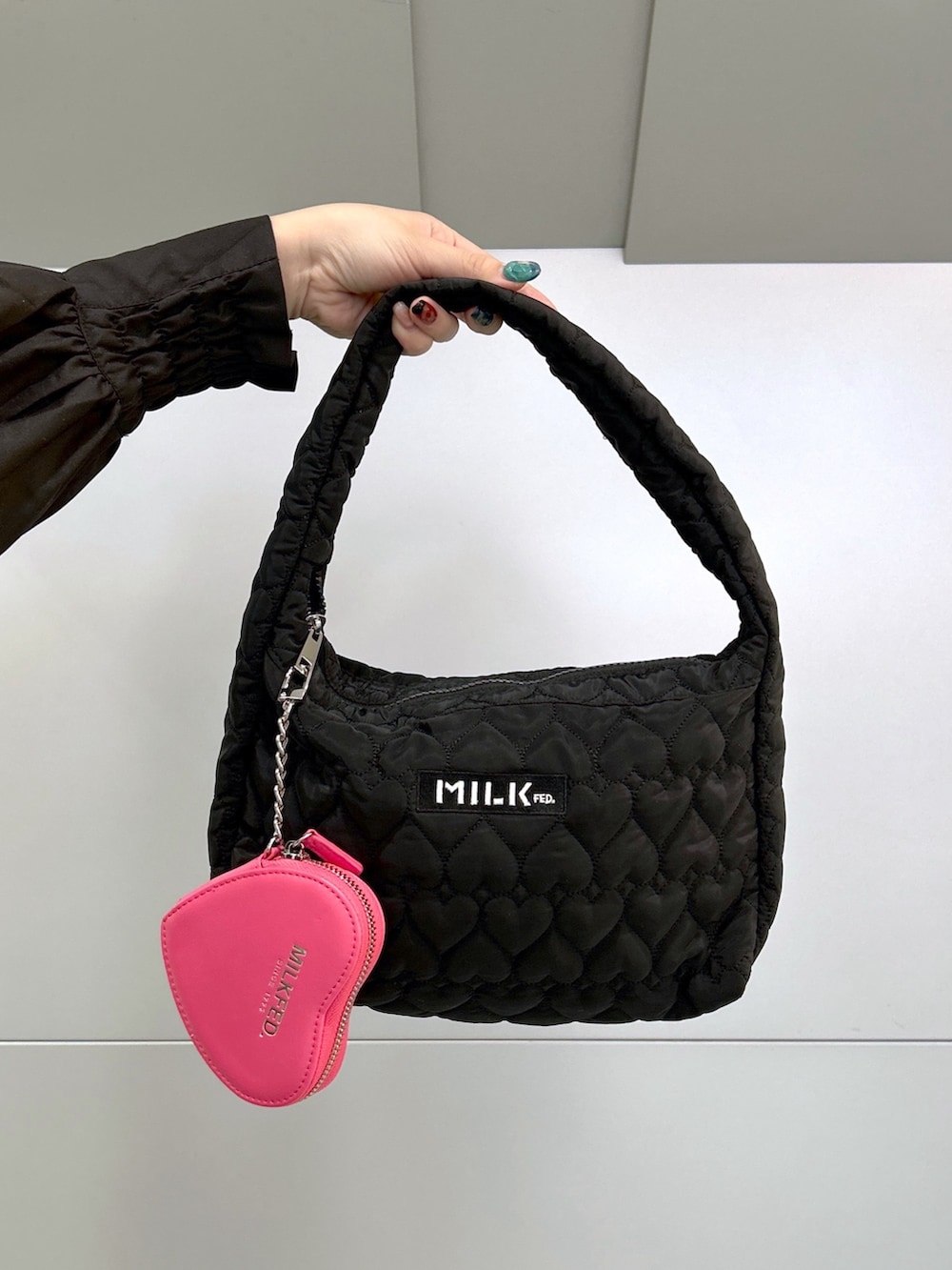 ブラック系のシャツ/ブラウス、グリーン系のジャンパースカート、ブラック系のブーツを着用したレディースの冬コーディネートの5枚目の写真