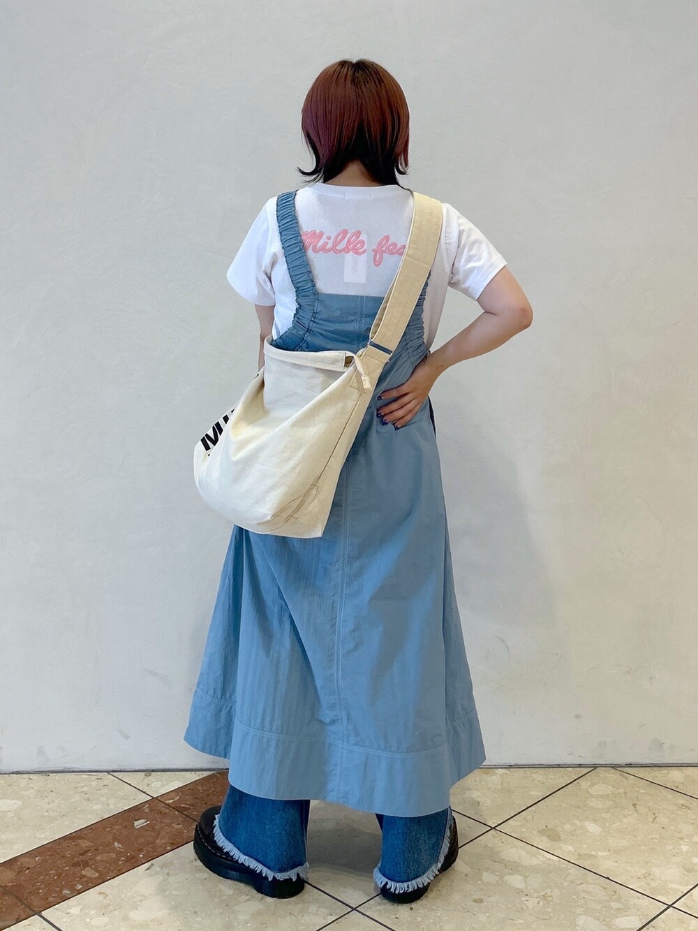 ピンク系のTシャツ/カットソー、ホワイト系のショルダーバッグ、ブルー系のワンピースを着用したレディースの夏コーディネートの4枚目の写真