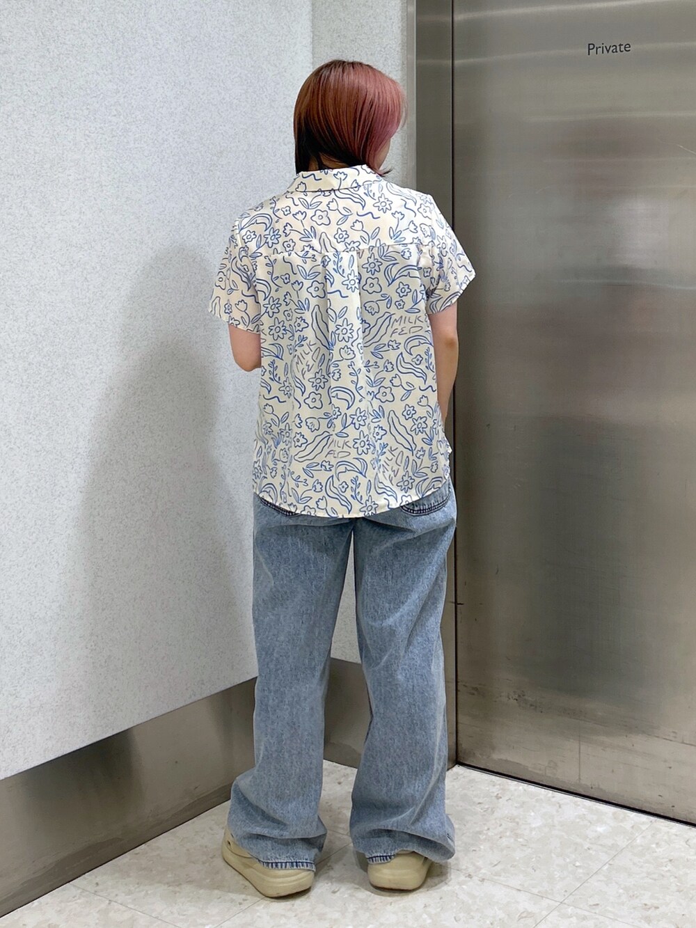 ベージュ系のサンダル、ブルー系のデニムパンツ、ホワイト系のシャツ/ブラウスを着用したレディースの夏コーディネートの3枚目の写真