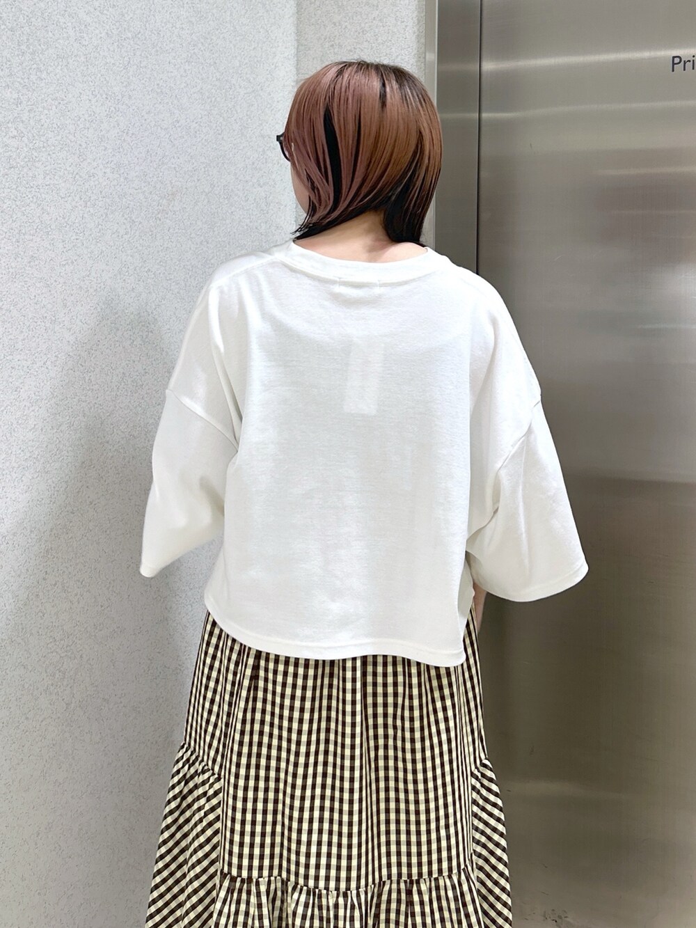 ホワイト系のショルダーバッグ、ベージュ系のサンダル、ホワイト系のTシャツ/カットソーを着用したレディースの夏コーディネートの6枚目の写真