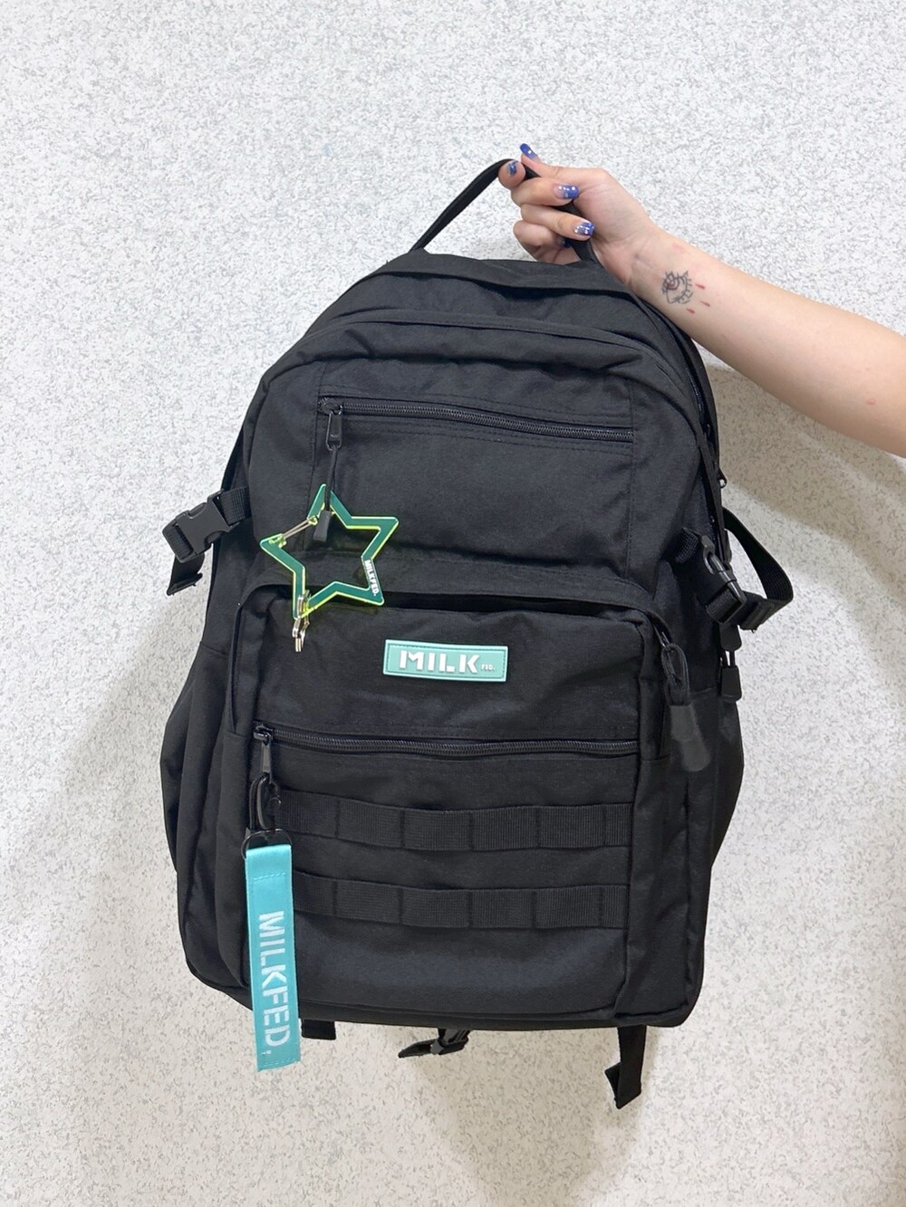 ベージュ系のサロペット/オーバーオール、ホワイト系のTシャツ/カットソー、ブラック系のブーツを着用したレディースの夏コーディネートの8枚目の写真