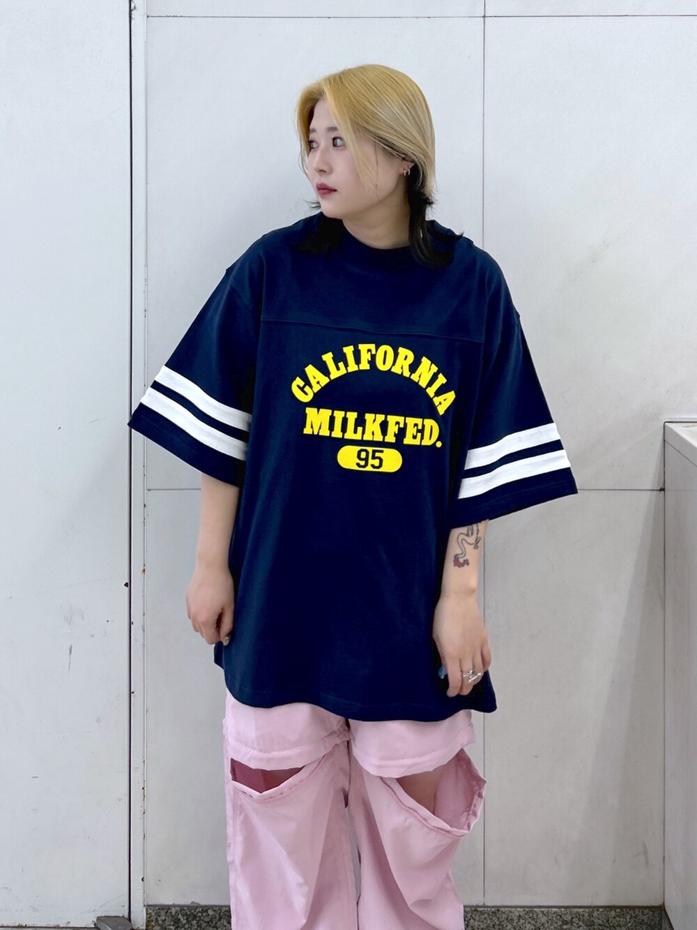 ブルー系のTシャツ/カットソー、ピンク系のその他パンツ、ホワイト系のトートバッグを着用したレディースの春コーディネートの6枚目の写真