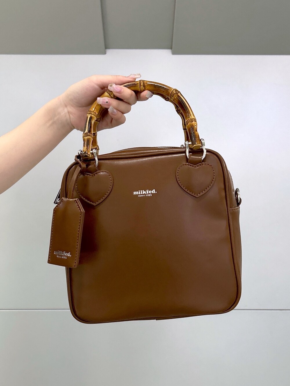 ホワイト系のTシャツ/カットソー、ブラック系のカーディガン/ボレロ、ブルー系のワンピースを着用したレディースの春コーディネートの9枚目の写真