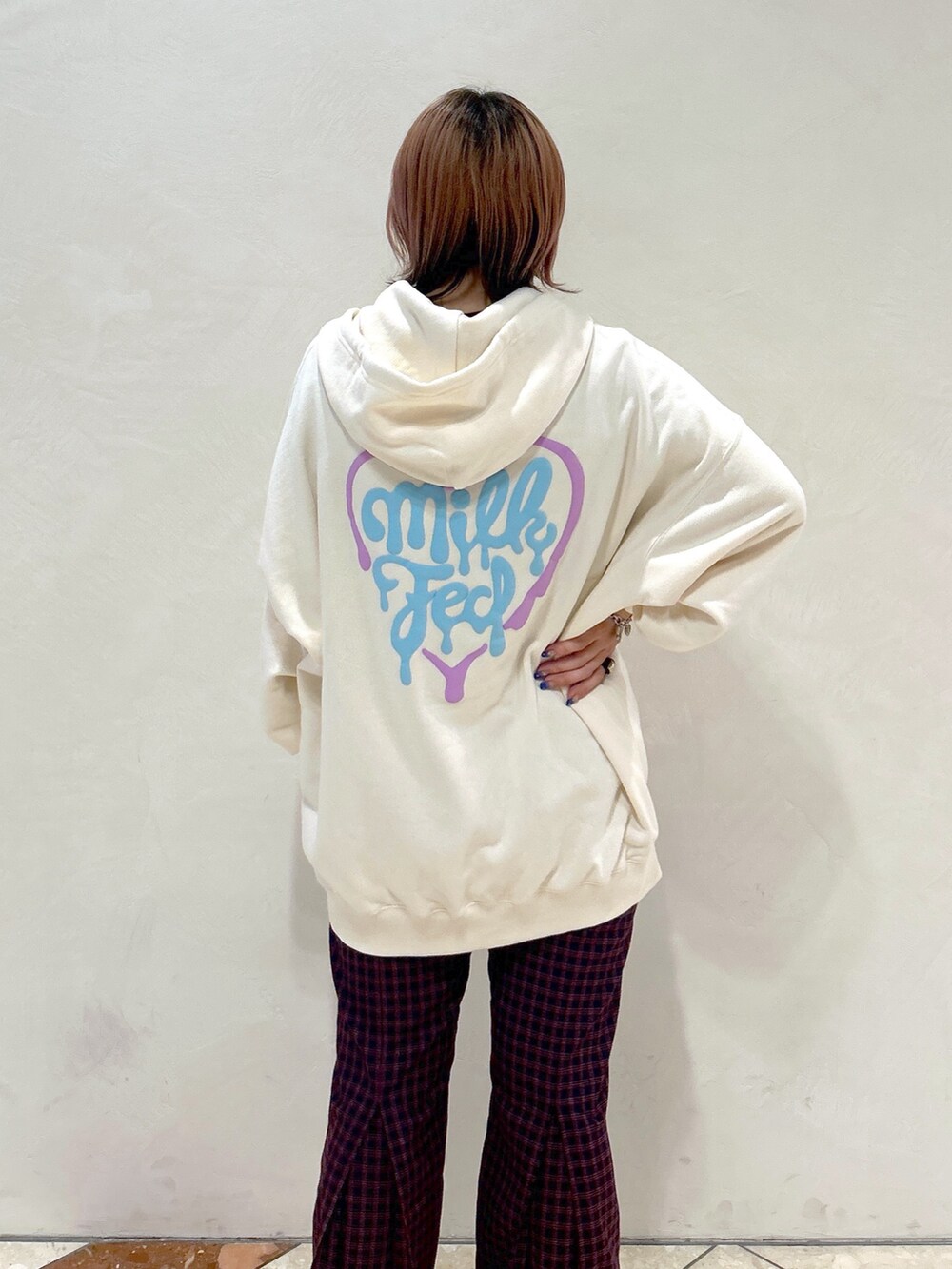 ホワイト系のパーカー、グレー系のTシャツ/カットソー、ブラック系のハンドバッグを着用したレディースの夏コーディネートの8枚目の写真