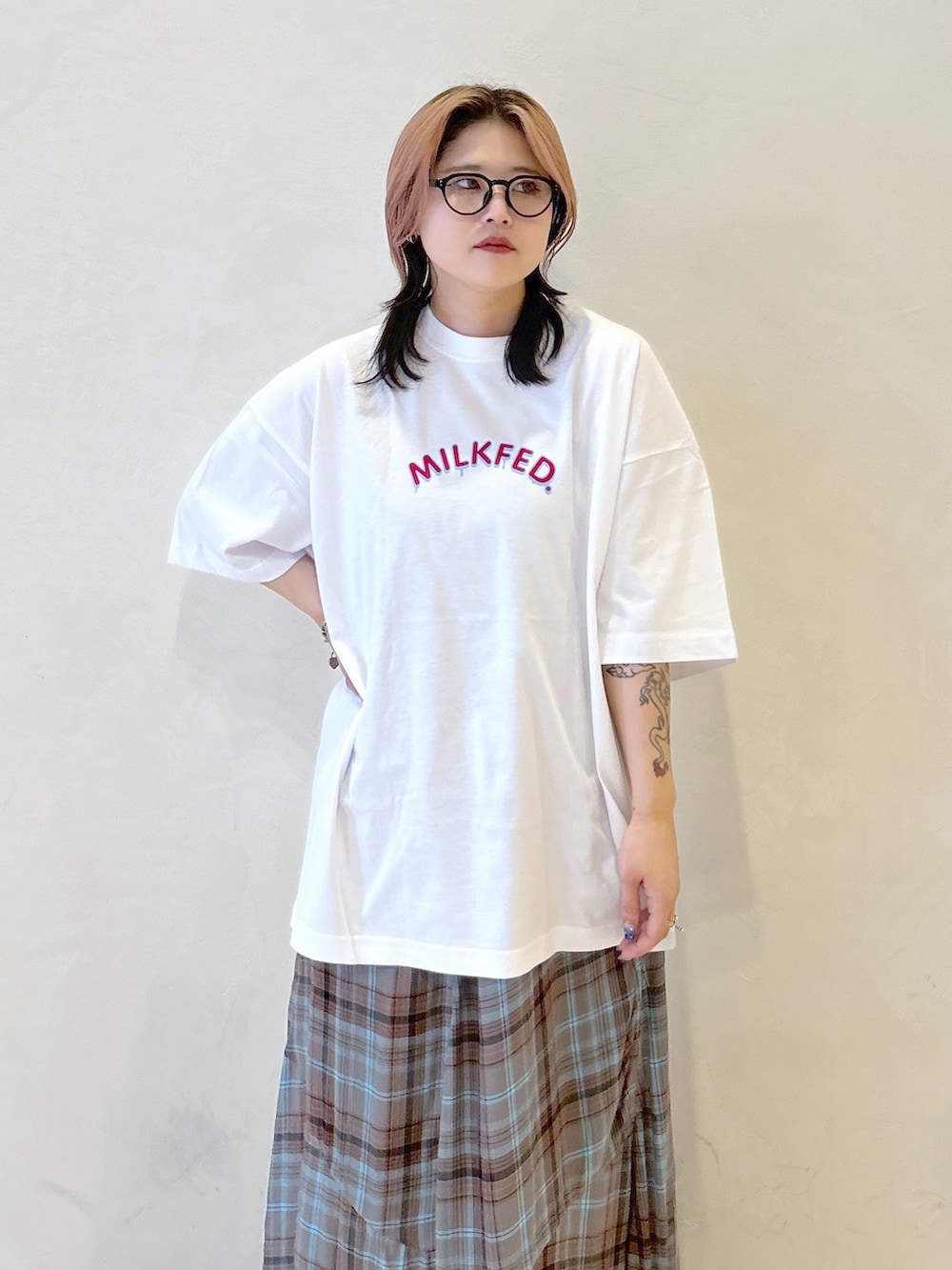 ブルー系のワンピース、ピンク系のショルダーバッグ、ベージュ系のサンダルを着用したレディースの夏コーディネートの5枚目の写真