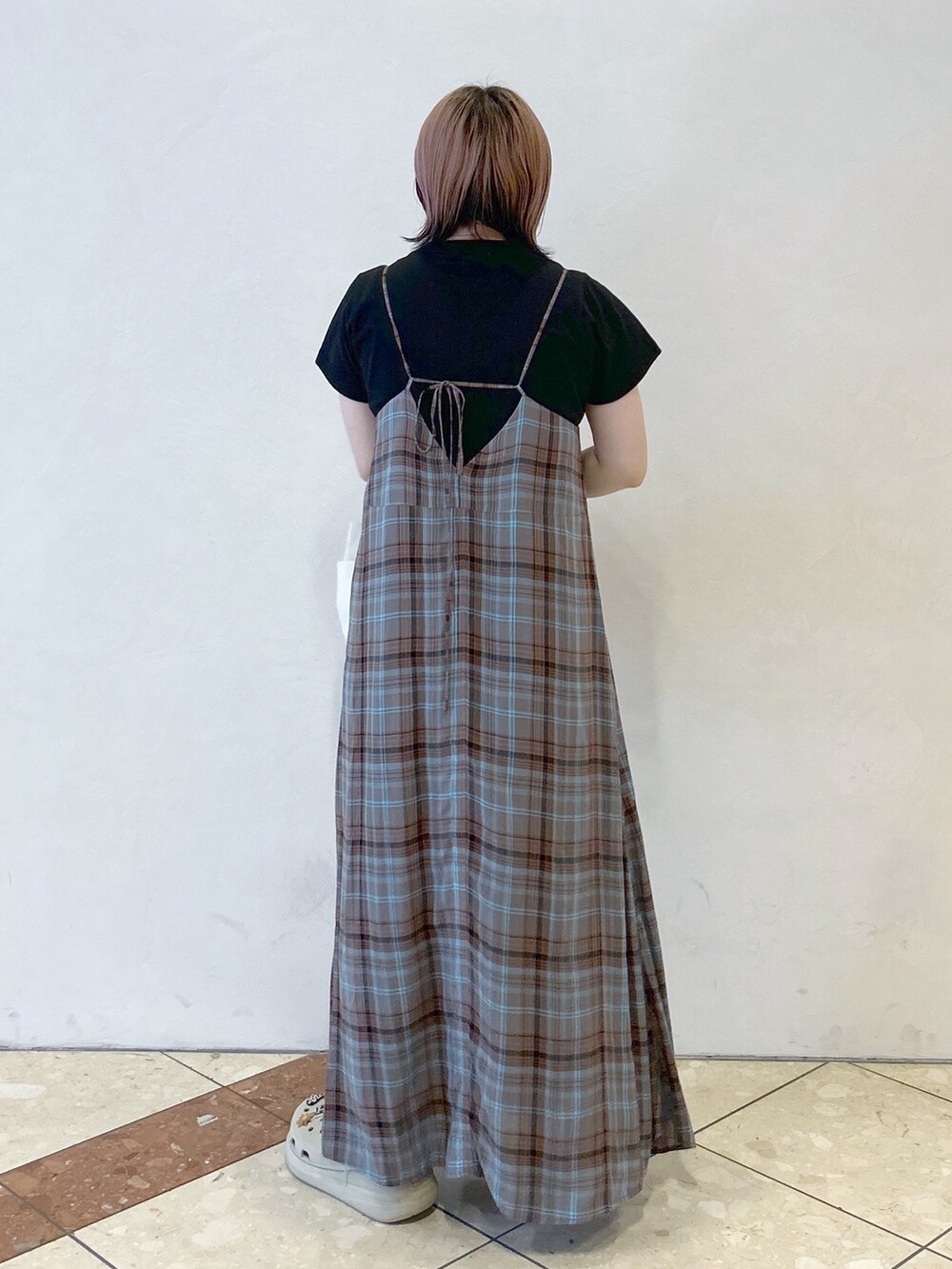 ブルー系のワンピース、ブラック系のTシャツ/カットソー、ホワイト系のショルダーバッグを着用したレディースの夏コーディネートの5枚目の写真