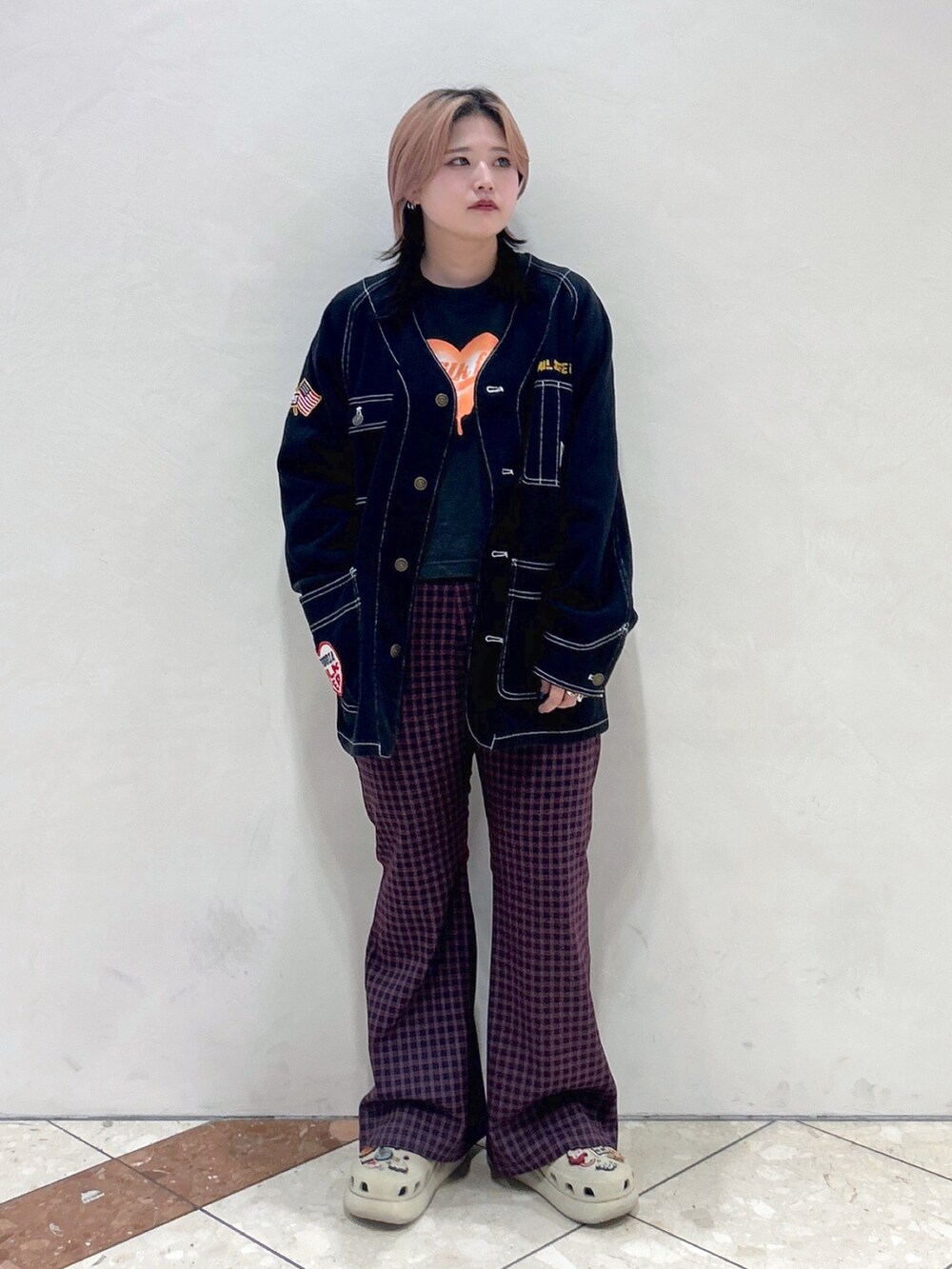 ブルー系のその他パンツ、ベージュ系のサンダル、グレー系のTシャツ/カットソーを着用したレディースの夏コーディネートの4枚目の写真