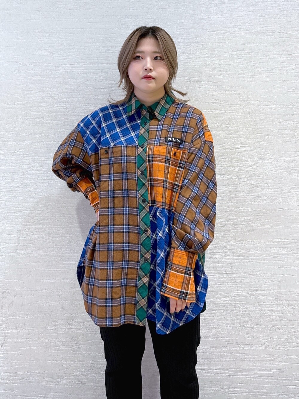 ブラウン系のシャツ/ブラウス、ブラック系のその他パンツ、ブラック系のブーツを着用したレディースの冬コーディネートの5枚目の写真