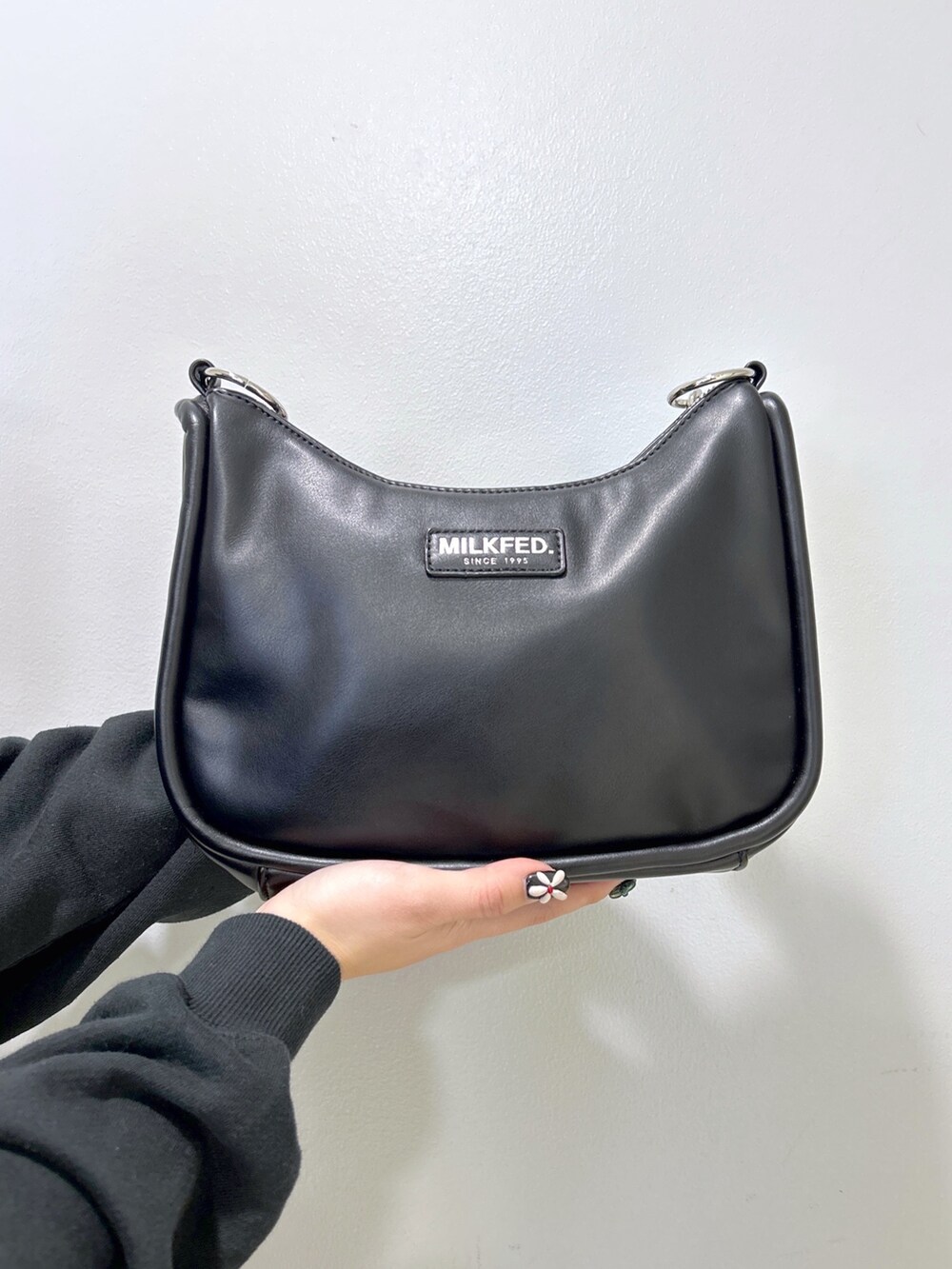 グリーン系のその他トップス、グレー系のスカート、ブラック系のショルダーバッグを着用したレディースの冬コーディネートの5枚目の写真