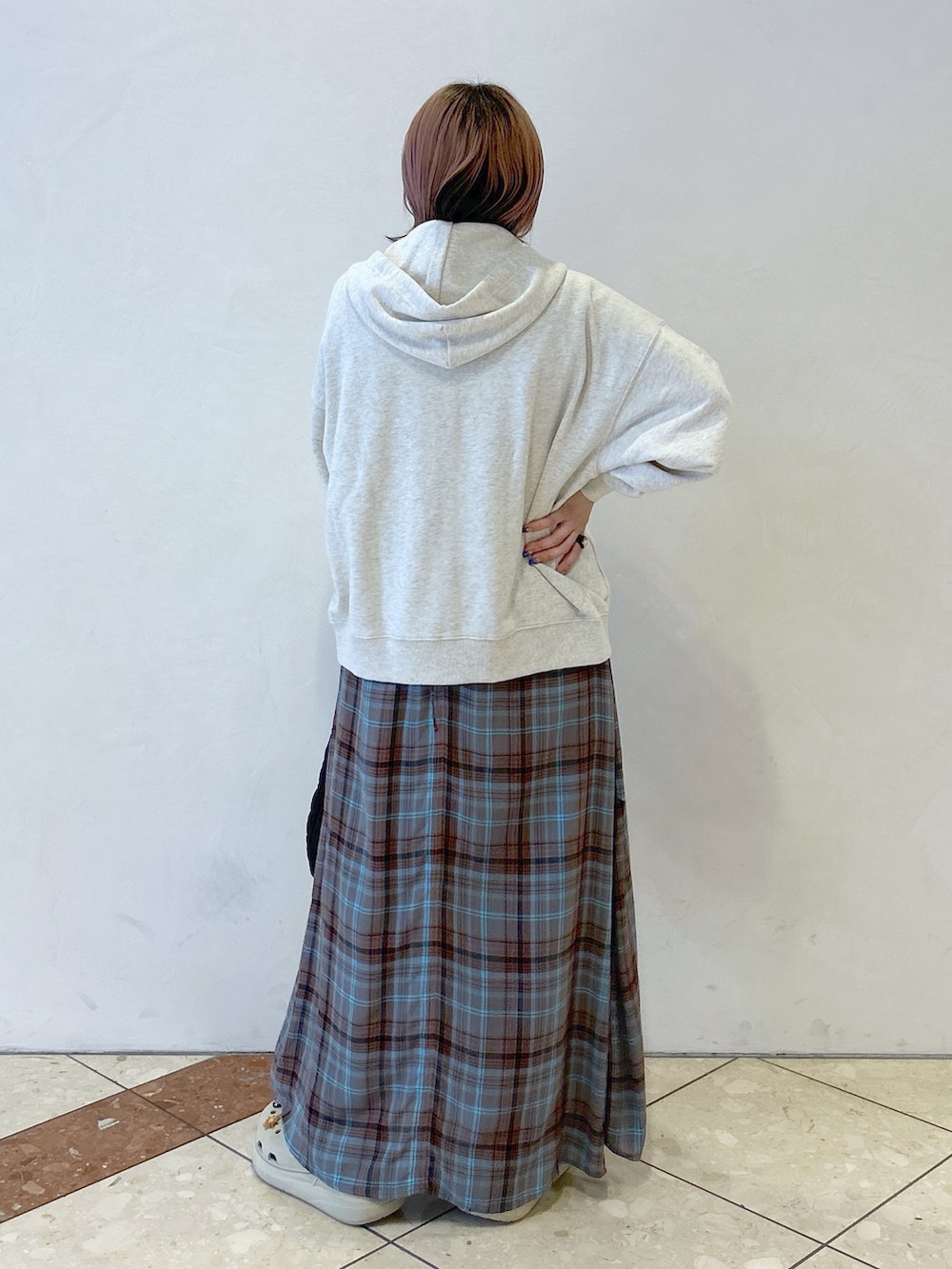 ブルー系のワンピース、ベージュ系のパーカー、ブラック系のTシャツ/カットソーを着用したレディースの夏コーディネートの4枚目の写真