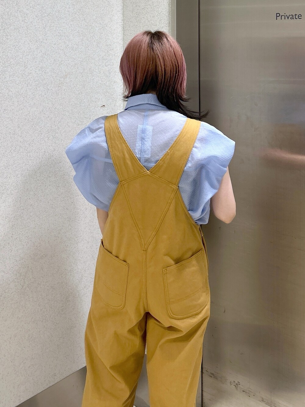 ブルー系のシャツ/ブラウス、ベージュ系のサロペット/オーバーオール、ブラック系のショルダーバッグを着用したレディースの夏コーディネートの6枚目の写真