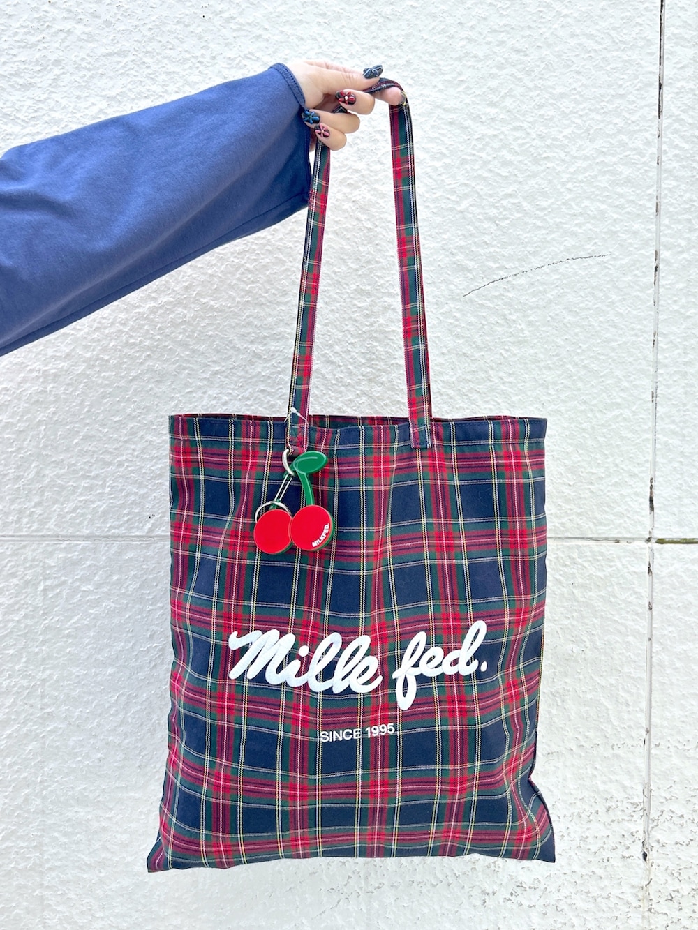 ブルー系のTシャツ/カットソー、ブラック系のサロペット/オーバーオール、ブルー系のトートバッグを着用したレディースの秋コーディネートの4枚目の写真