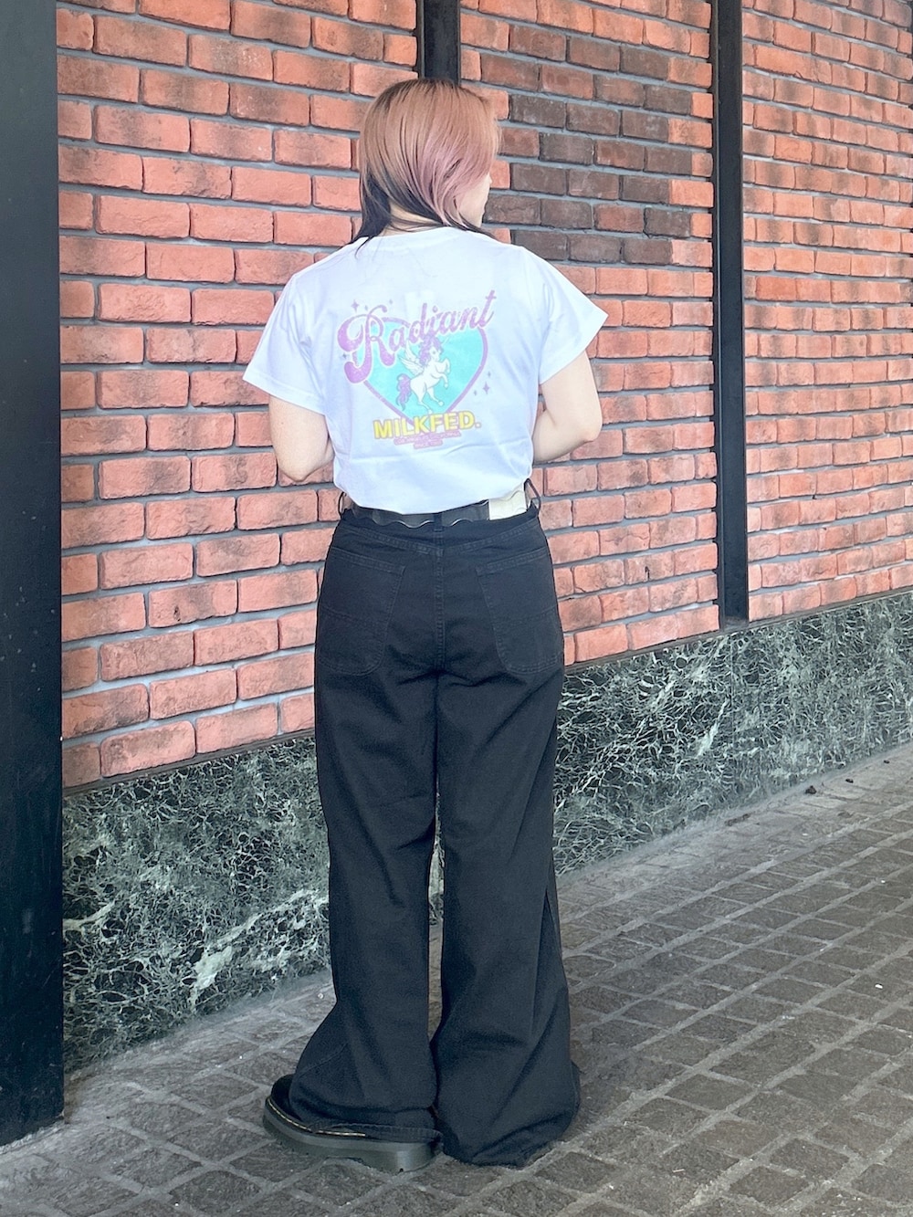 ブラック系のブーツ、ホワイト系のTシャツ/カットソー、ブラック系のデニムパンツを着用したレディースの夏コーディネートの4枚目の写真