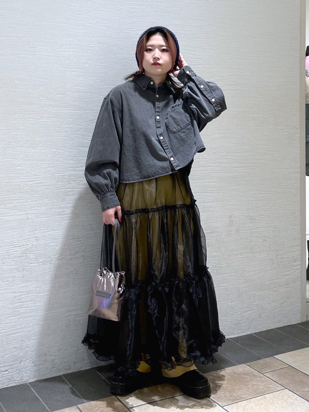 ブラック系のシャツ/ブラウス、イエロー系のその他パンツ、ブラック系のスカートを着用したレディースの春コーディネートの2枚目の写真