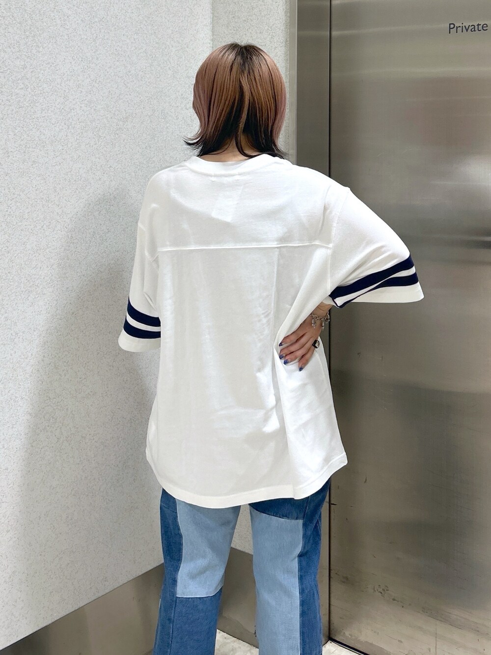 ブルー系のデニムパンツ、グリーン系のショルダーバッグ、ベージュ系のサンダルを着用したレディースの夏コーディネートの5枚目の写真