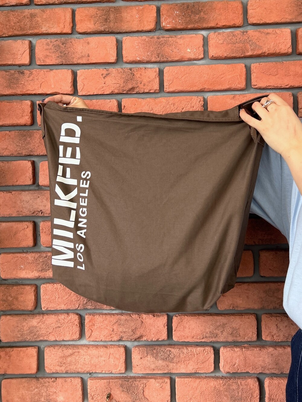 ブルー系のTシャツ/カットソー、ブルー系のカーゴパンツ、ブラウン系のショルダーバッグを着用したレディースの夏コーディネートの7枚目の写真