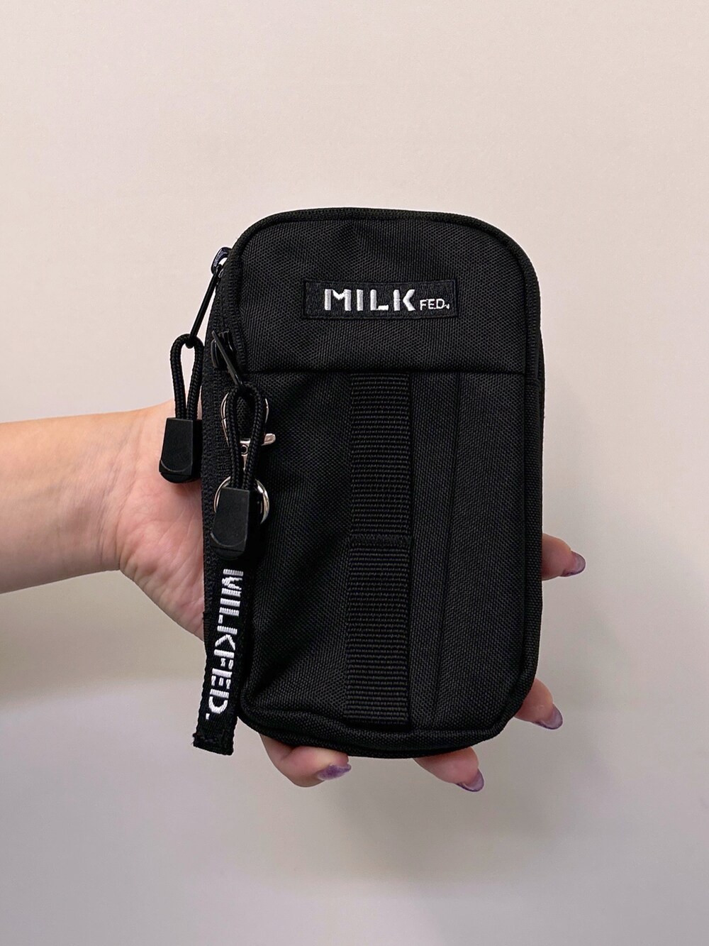 ブラック系のTシャツ/カットソー、グリーン系のワンピース、ブラック系のショルダーバッグを着用したレディースの夏コーディネートの4枚目の写真